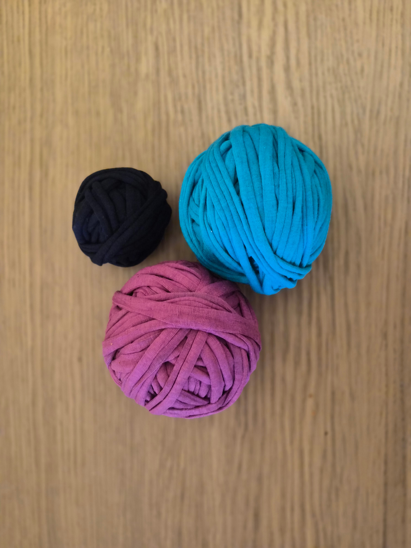 Ovillos de trapillo en negro, turquesa y morado